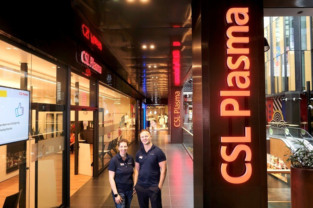 Die Centermanager vor dem modernen Plasma Center in den Höfen am Brühl