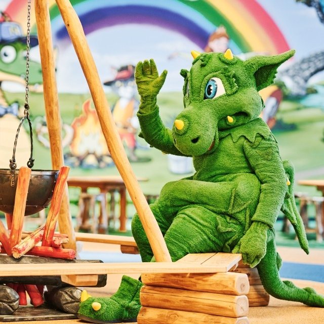 Maskottchen Novi begrüßt die kleinen Gäste im Indoor-Bereich des „Novilands