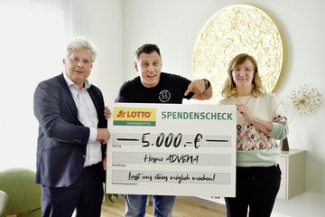 Thomas Kundt (M.) mit Hospizleiterin Julia Bodendieck und Sachsenlotto- Geschäftsführer Frank Schwarz