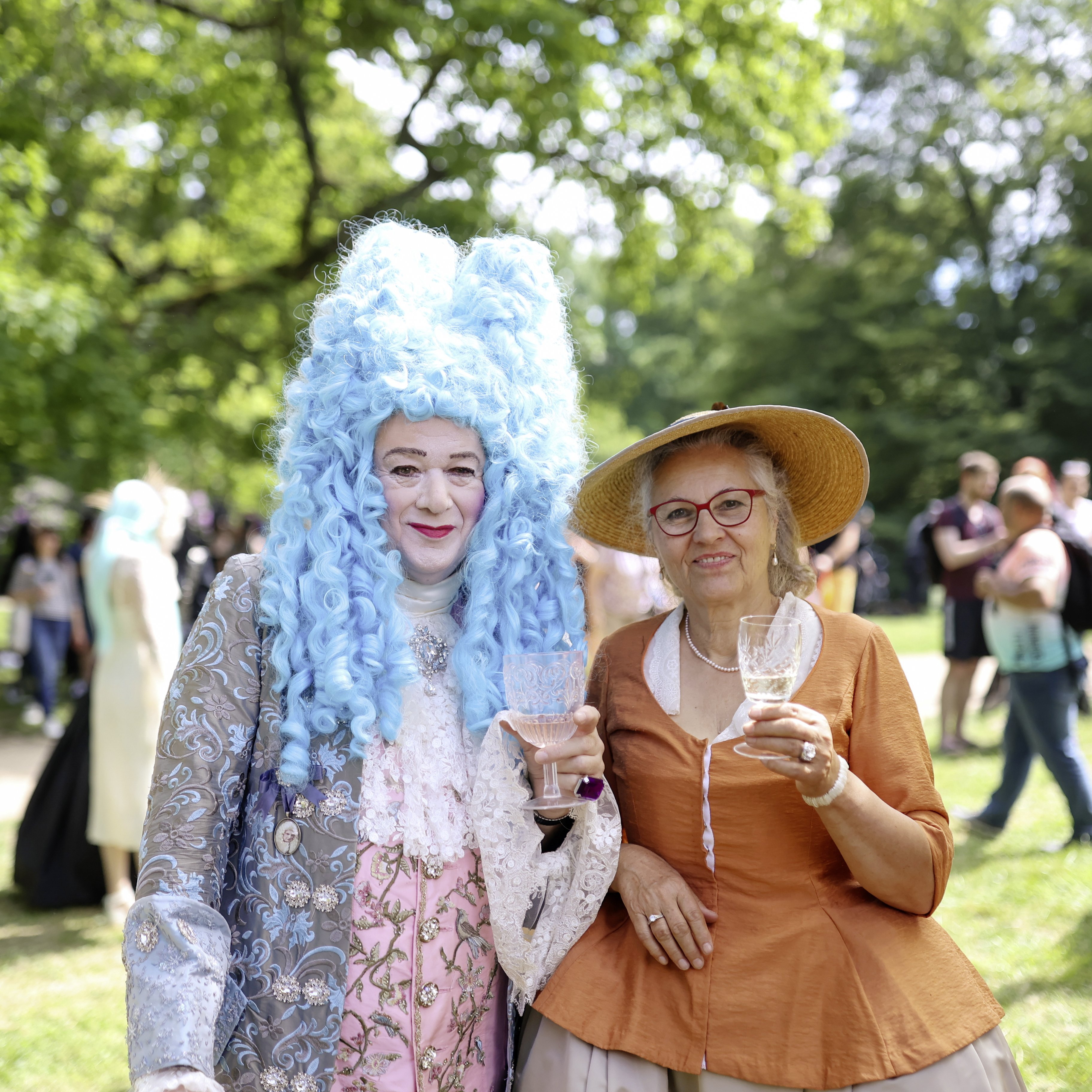 Stolz präsentieren die Festivalbesucher ihre ausgefallenen Looks