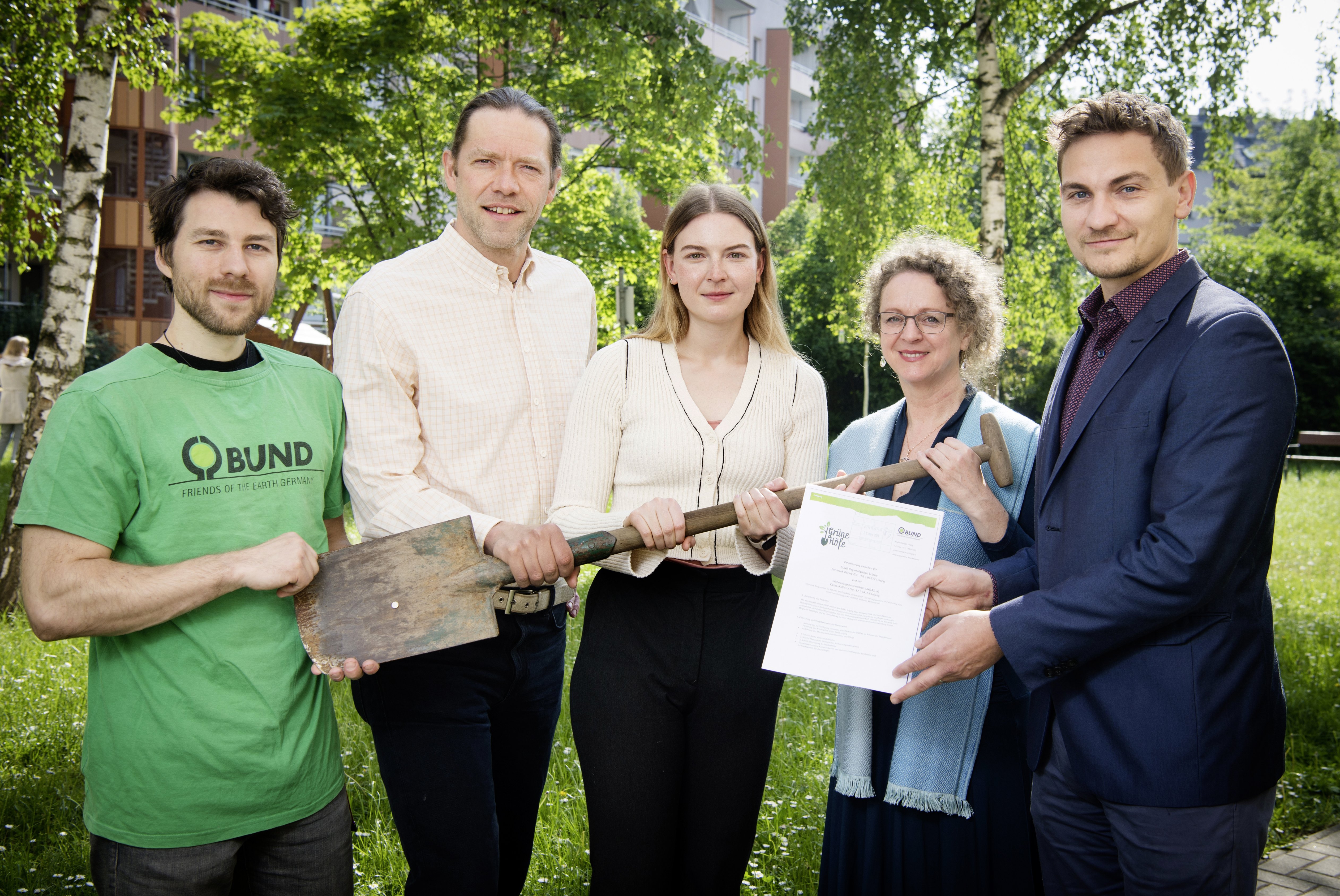 Mitglieder der Allianz für ein Grüne-Höfe-Projekt bei Spatenstich 