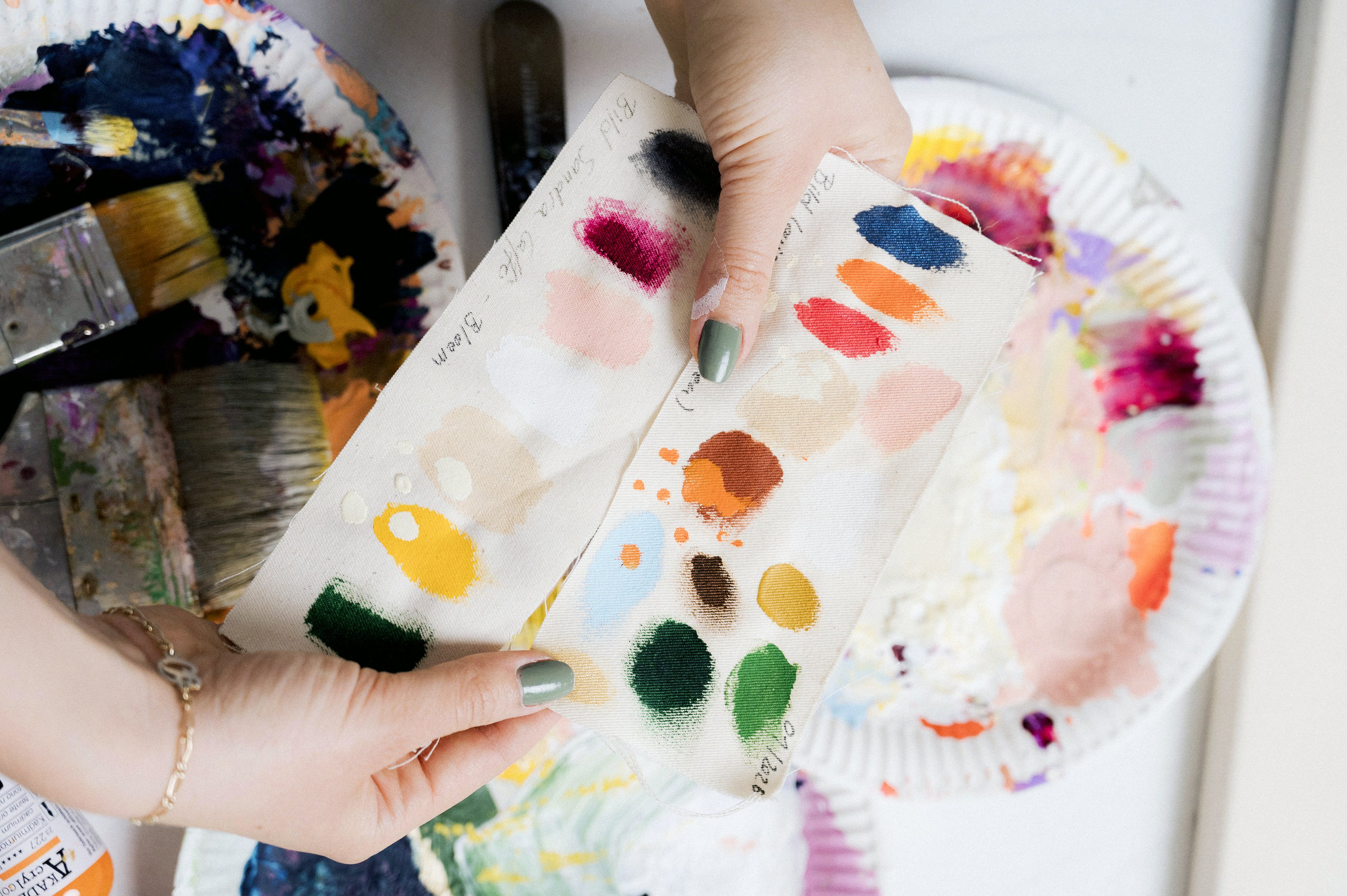 Diana Alb komponiert ihre abstrakten Farbwelten mit Acrylfarbe