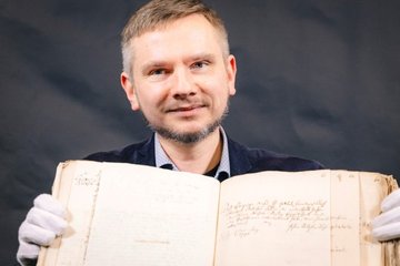 Musikwissenschaftler Bernd Koska präsentiert eine Handschrift von Bach