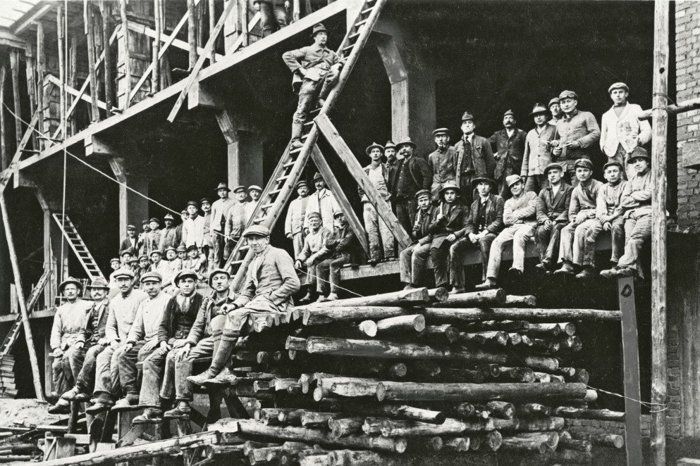 Das Bauhausgebäude entsteht – in diesem Jahr wird es 100 Jahre alt