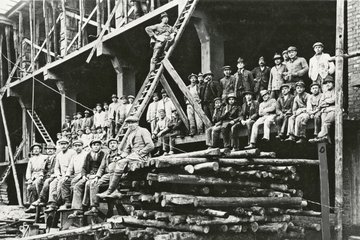 Das Bauhausgebäude entsteht – in diesem Jahr wird es 100 Jahre alt