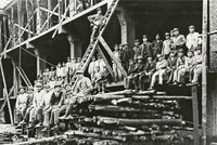 Das Bauhausgebäude entsteht – in diesem Jahr wird es 100 Jahre alt