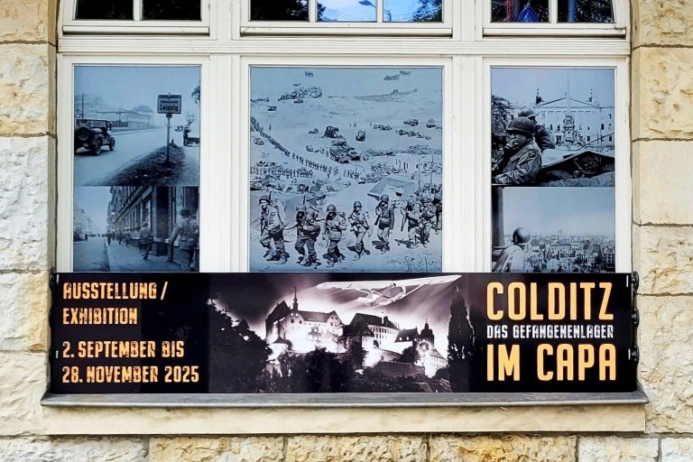 Historische Fotografien im Fenster des Capa-Hauses verweisen auf die aktuelle Schau