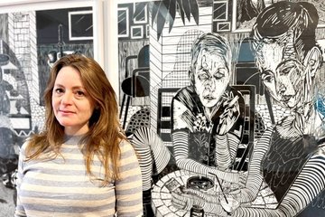 Gabriela Jolowicz vor ihrem Holzschnitt mit Figuren aus dem Werk Kirchners