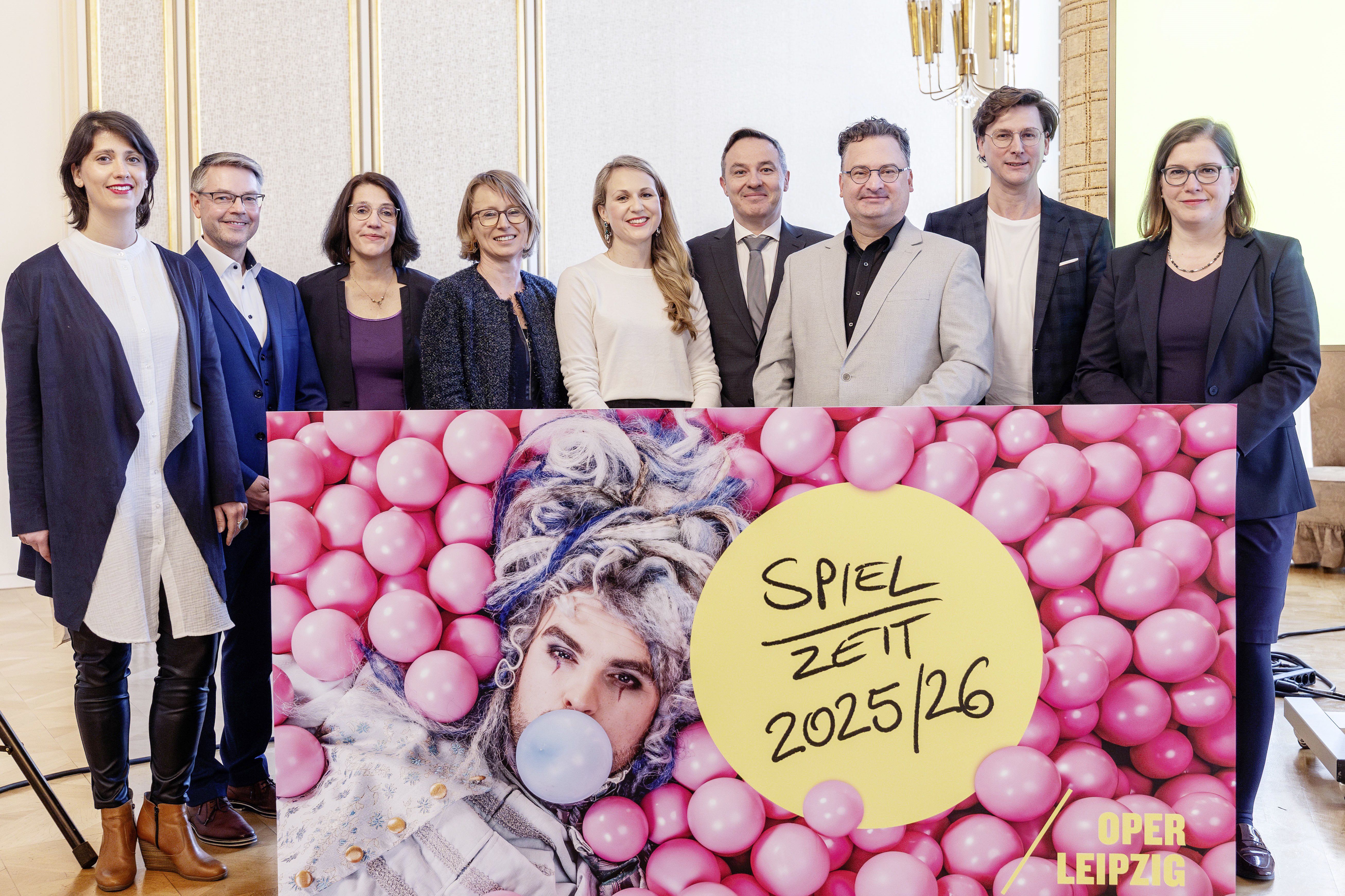 Das Team der Oper Leipzig mit Kulturbürgermeisterin Skadi Jennicke