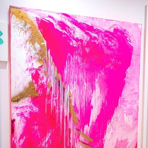 Das Gemälde mit kräftigem Pink und goldenen Elementen hat Rosa mit ihrem Sohn entworfen