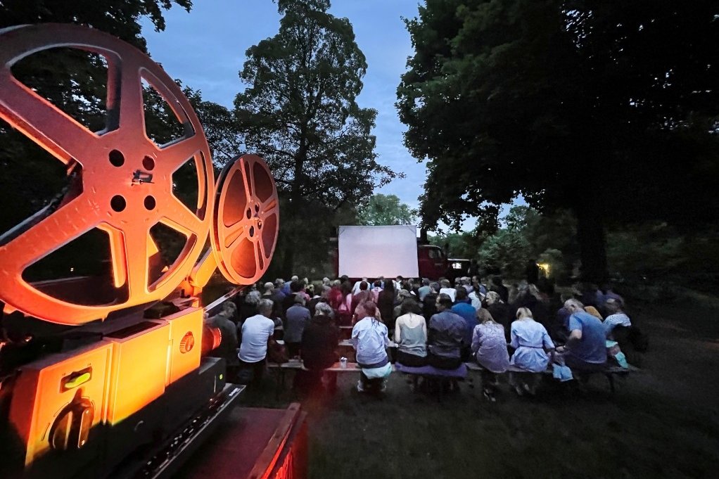 Das Wanderkino kommt jedes Jahr in den Clara- Zetkin-Park