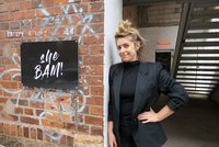 Eine Frau neben einem Schild