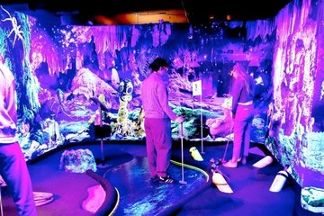 Im LILALICHT Leipzig verbindet sich Minigolf mit Schwarzlicht und 3D-Effekten