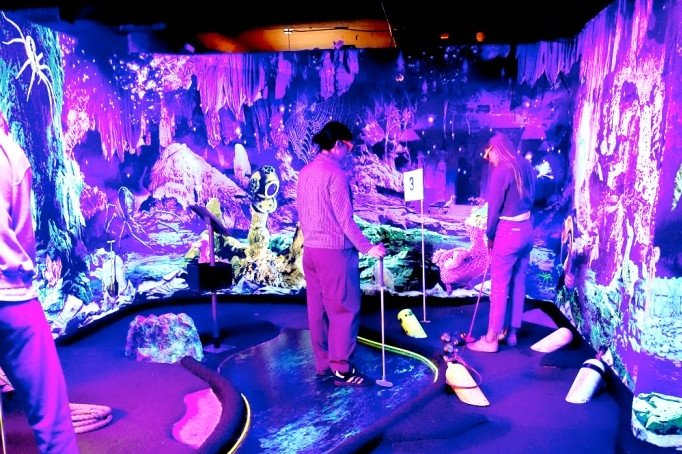 Im LILALICHT Leipzig verbindet sich Minigolf mit Schwarzlicht und 3D-Effekten