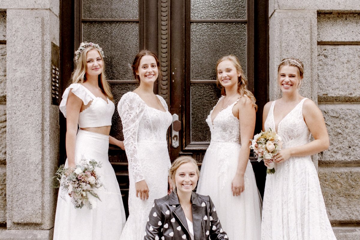 Frauen in Brautkleidern