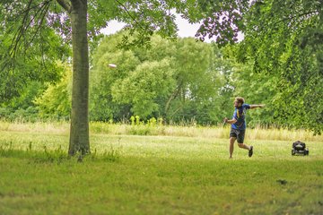 zusehen ist ein Mensch der eine Frisbee wirft 
