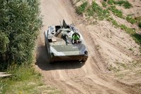 Ein Panzer auf einem Feldweg