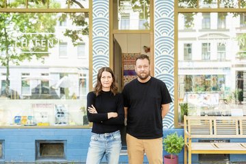 Fabian und Swantje sind die stolzen Inhaber des Hafens