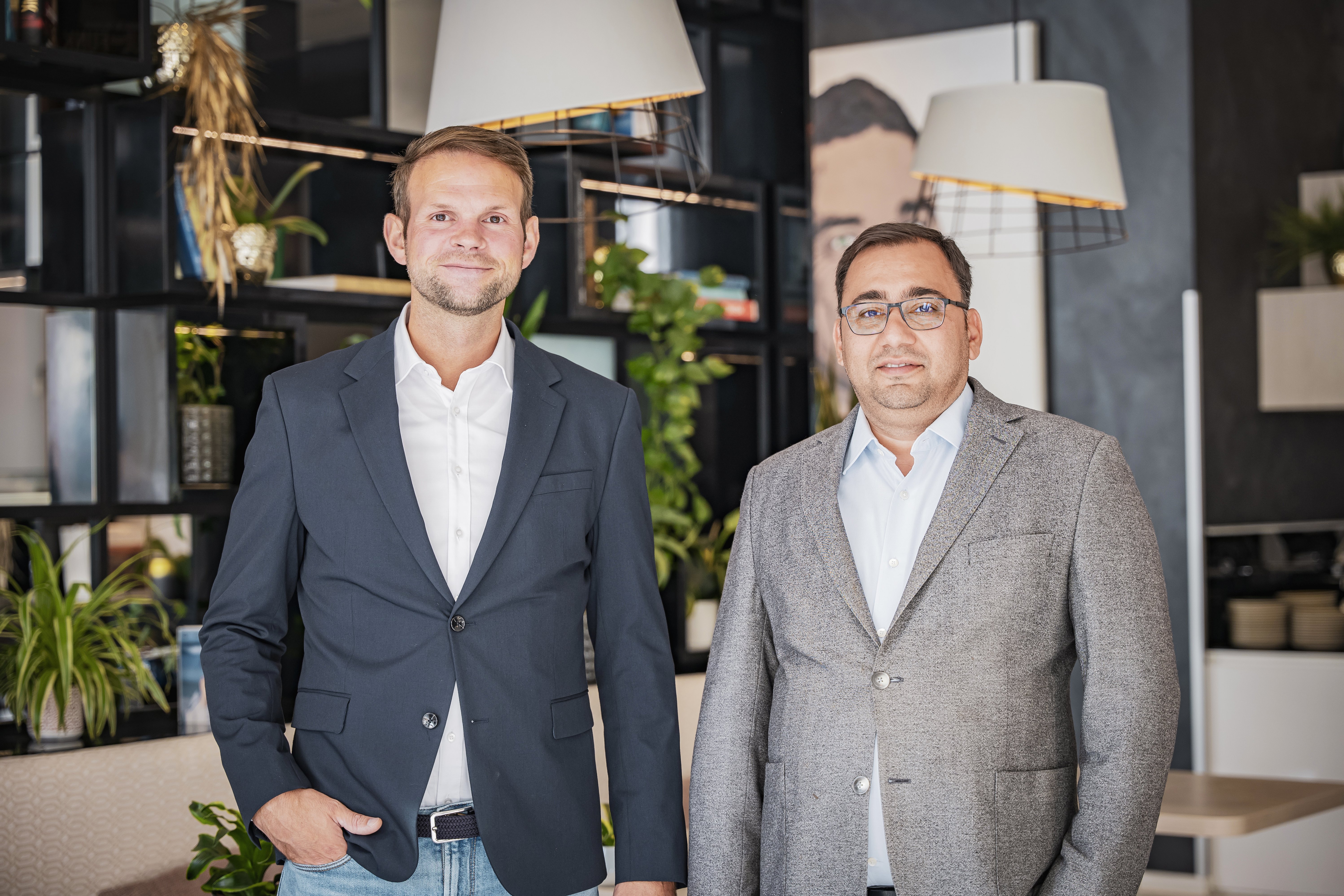 Robert Bauer (l.) und Gastrochef Akashdeep Singh