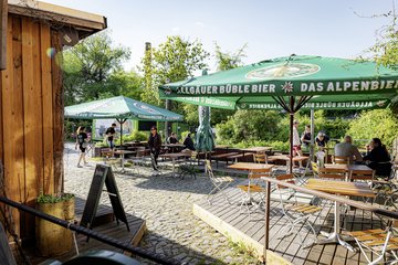 Mitten in der Stadt und gleichzeitig ruhig und idyllisch direkt am Kanal liegt der Moertelwerk- Biergarten