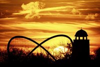 Turm und Freiflugvoliere im Abendrot