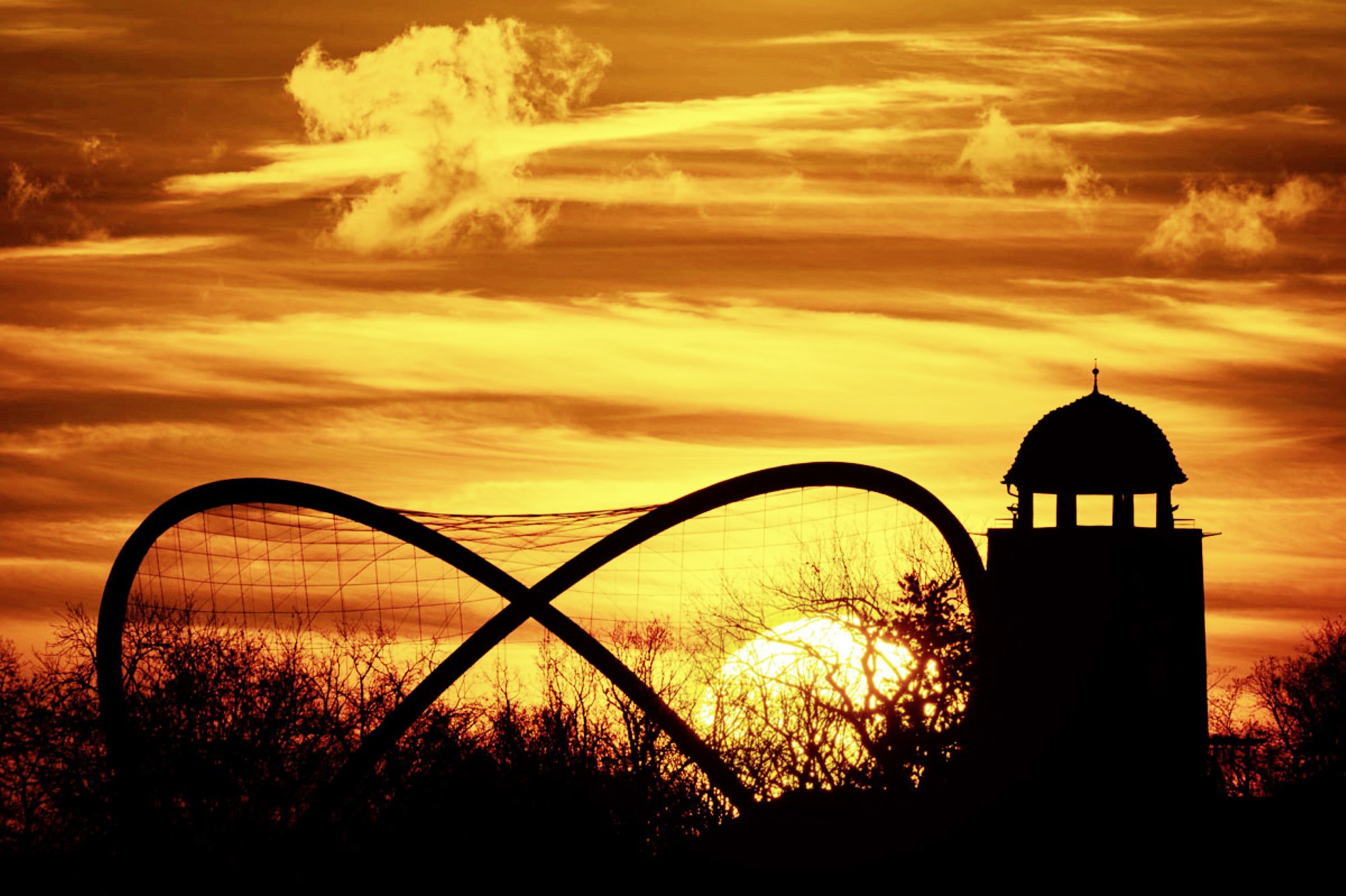 Turm und Freiflugvoliere im Abendrot
