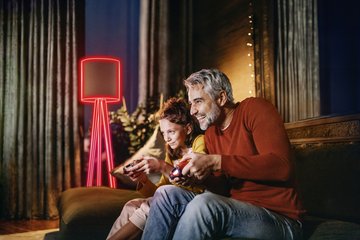 Vater und Tochter auf einem Sofa