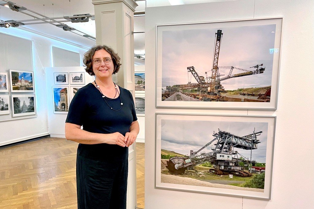 Silke Kosbab, Kuratorin der Ausstellung „Denkmal – bitte recht freundlich“, zeigt Aufnahmen aus dem Bergbau-Technik- Park Großpösna