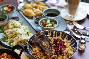Ein ganzer Tisch voller uigurischer Köstlichkeiten im Tamche