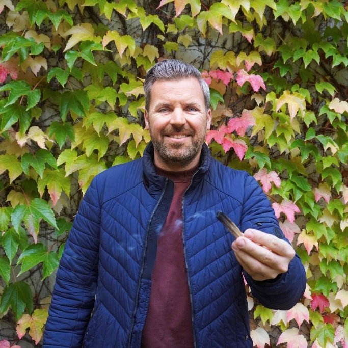 Andy Köhler hat Rauchfein gegründet, um heimisches Räucherwerk anzubieten