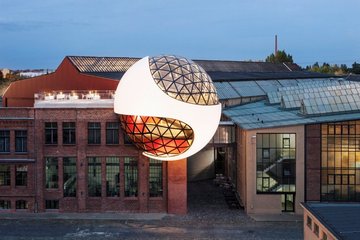 Heute Bei Dunkelheit entfaltet die Sphere ihre besondere Wirkung: Durch ein variables Beleuchtungssystem scheint die Kugel nahezu zu schweben. Eine geschwungene Treppe verbindet die drei Geschosse, von denen aus eine Tür auf die Dachterrasse führt.