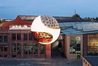 Heute Bei Dunkelheit entfaltet die Sphere ihre besondere Wirkung: Durch ein variables Beleuchtungssystem scheint die Kugel nahezu zu schweben. Eine geschwungene Treppe verbindet die drei Geschosse, von denen aus eine Tür auf die Dachterrasse führt.