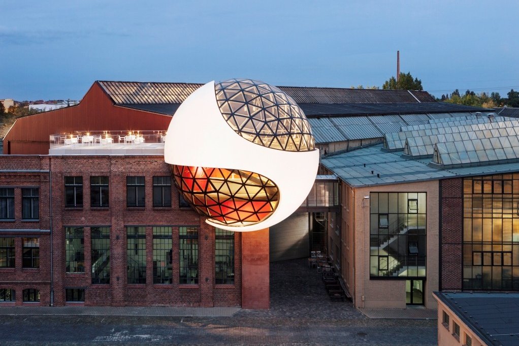 Heute Bei Dunkelheit entfaltet die Sphere ihre besondere Wirkung: Durch ein variables Beleuchtungssystem scheint die Kugel nahezu zu schweben. Eine geschwungene Treppe verbindet die drei Geschosse, von denen aus eine Tür auf die Dachterrasse führt.