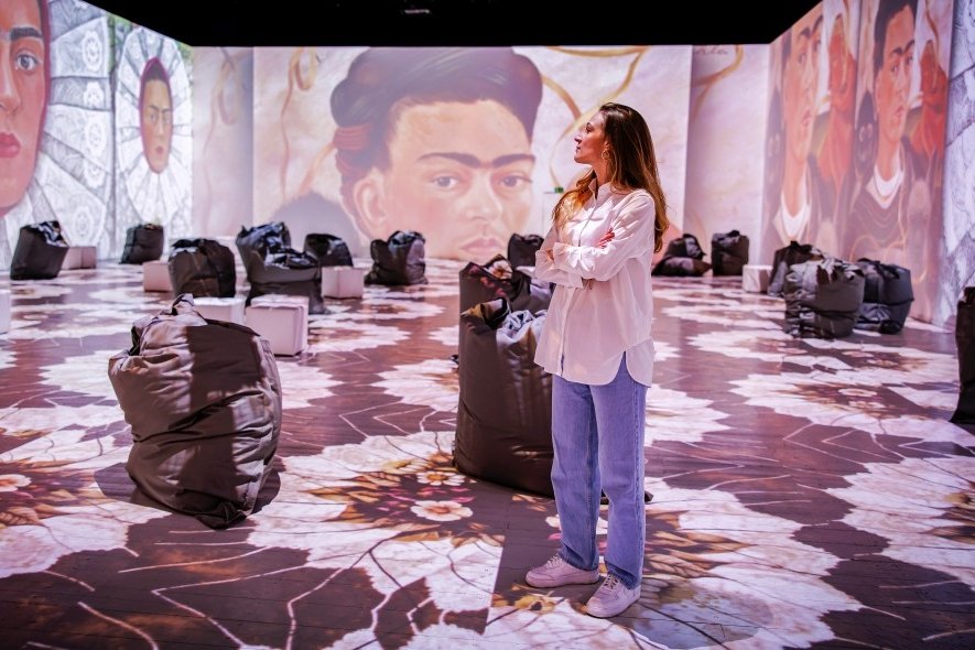 Im Kunstkraftwerk tauchen Besucher in die Welt Frida Kahlos ein