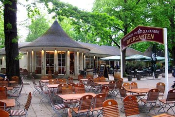 Das Glashaus liegt mitten im Grünen und bietet den idealen Ausgangspunkt für einen Sonntagsausflug