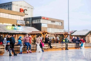 Schlittschuhbahn und Winterdorf am P.C. bescheren das perfekte Weihnachtsfeeling