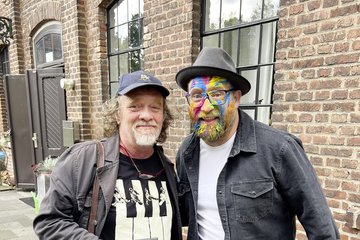 Gerd Neumann (l.) bemalte Gregor Meyle