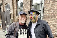 Gerd Neumann (l.) bemalte Gregor Meyle