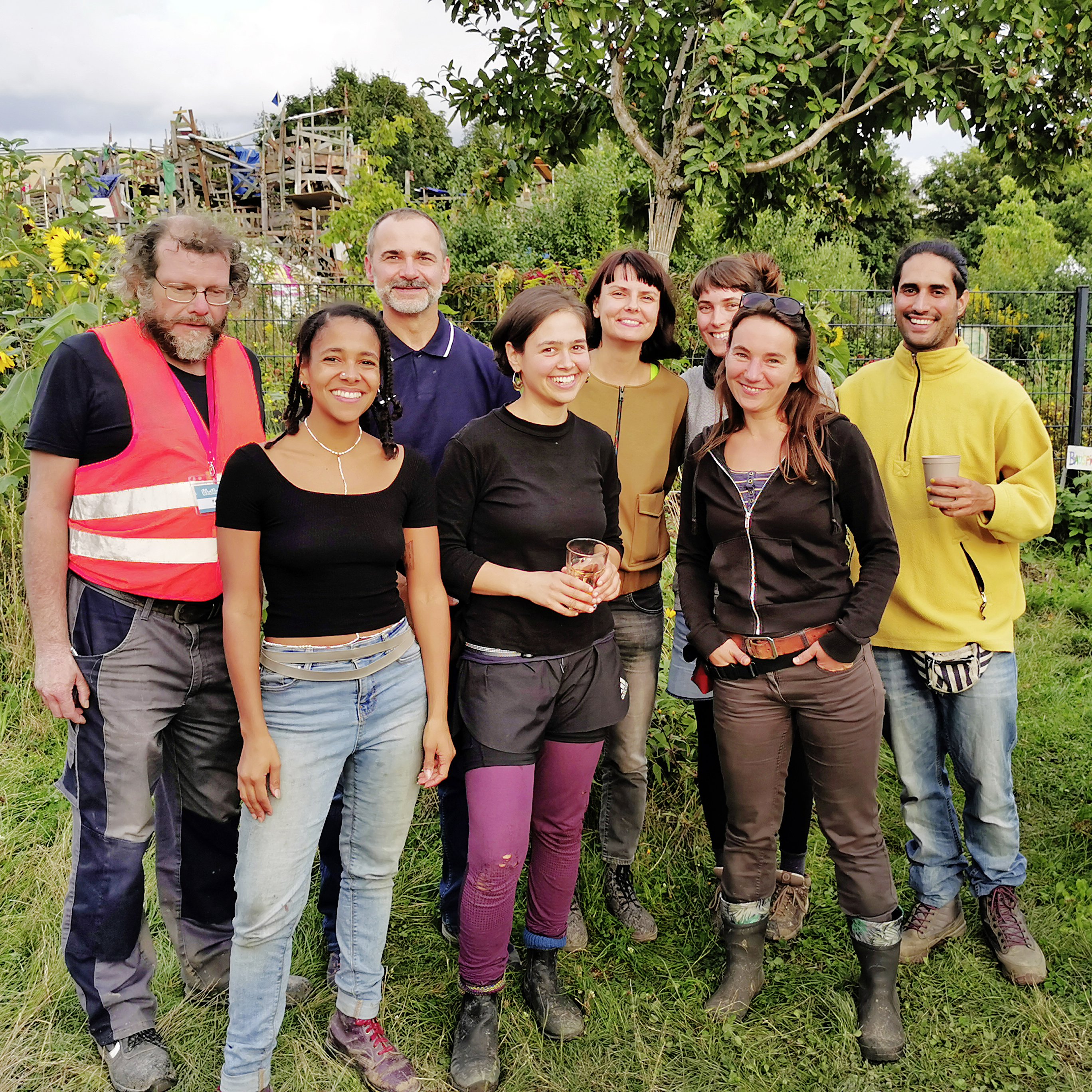 zusehen eine Gruppe von Menschen in einem Garten 