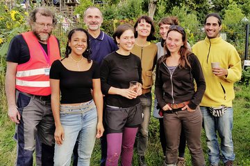 zusehen eine Gruppe von Menschen in einem Garten