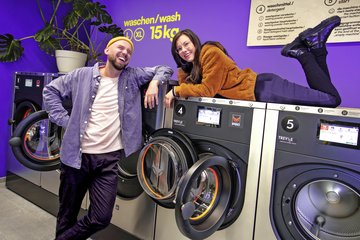 Steff und Matthias haben an den Waschmaschinen jede Menge Spaß