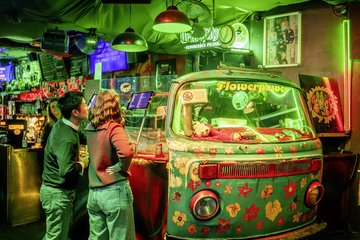 60er, Schlager, aktuelle Charts – während der Karaoke Abende im Flower Power ist alles möglich