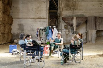 Teamwork hinter der Kamera: Regisseur Stefan Bühling im Austausch mit den Schauspielern