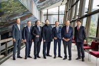 Die Gründungsstifter mit Gewandhauskapellmeister Andris Nelsons (Mitte)