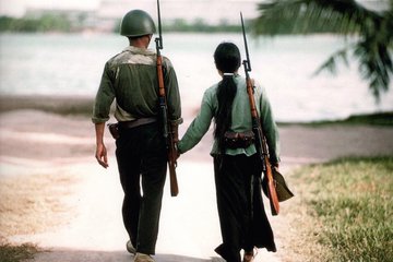 Soldatenpaar in Hanoi