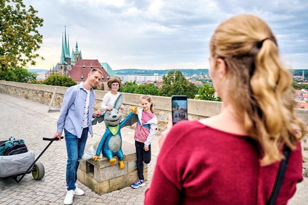 Fidi aus dem KiKA-Baumhaus begrüßt die Besucher auf der Zitadelle Petersberg