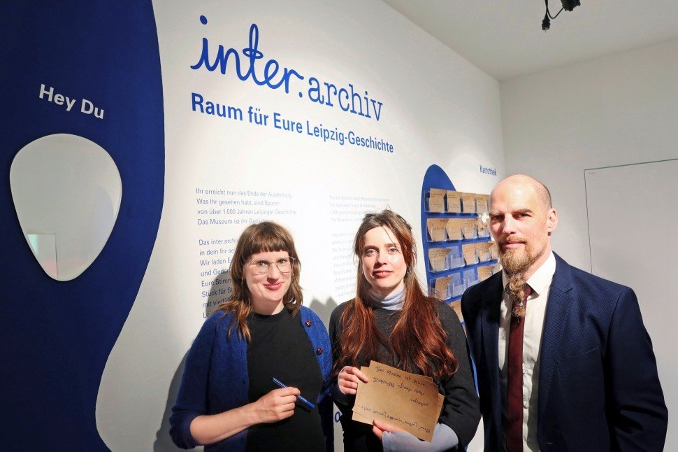 Anja Seitz und Nora Ueberhorst vom Kollektiv Krude- bude präsentieren das inter.archiv mit Aiko Wulff vom Stadtgeschichtlichen Museum Leipzig