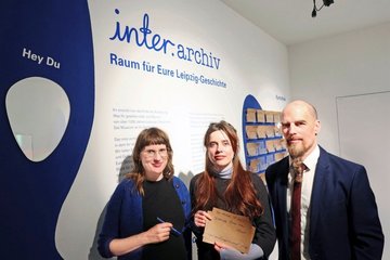 Anja Seitz und Nora Ueberhorst vom Kollektiv Krude- bude präsentieren das inter.archiv mit Aiko Wulff vom Stadtgeschichtlichen Museum Leipzig