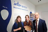 Anja Seitz und Nora Ueberhorst vom Kollektiv Krude- bude präsentieren das inter.archiv mit Aiko Wulff vom Stadtgeschichtlichen Museum Leipzig
