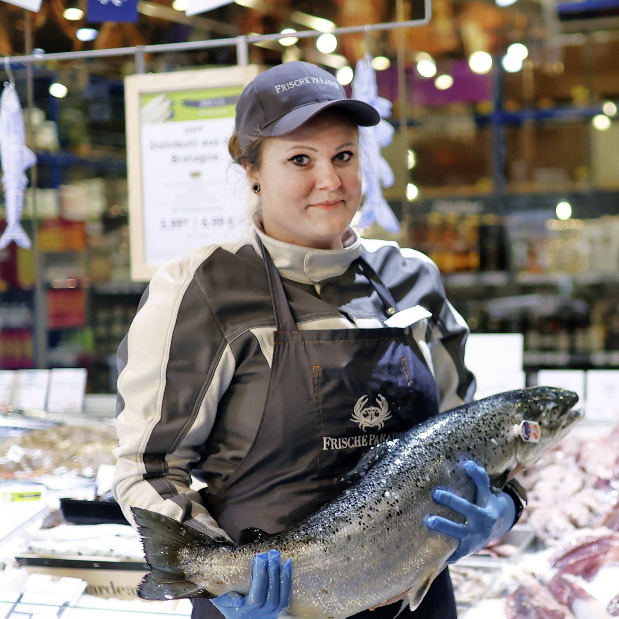 Eine SELGROS Mitarbeiterin mit frischem Fisch